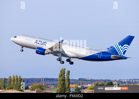 Paris/France le 9 octobre 2018 : Airbus A330 d'Azur, à l'atterrissage à l'aéroport de Paris. Banque D'Images