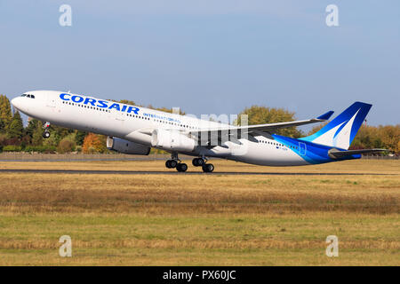Paris/France le 9 octobre 2018 : Airbus A330 de Corsair à l'atterrissage à l'aéroport de Paris. Banque D'Images