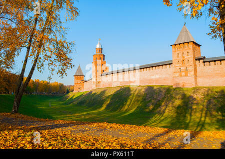 Veliki Novgorod, Russie. Tours de Veliki Novgorod Kremlin forteresse en temps d'automne ensoleillé. L'architecture de l'automne paysage de Veliki Novgorod monument Banque D'Images