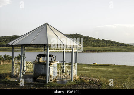 La Moldavie, l'eau de puits, d'un lac, le nord de la Moldavie Banque D'Images