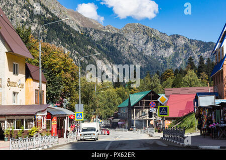 Chelyabinsk, Russie - le 22 septembre 2018 : les gens sur la rue en Dombay resort village dans la réserve naturelle de Teberda dans montagnes du Caucase dans Karachay-Cherkessia Banque D'Images