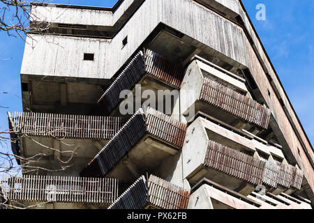 Chelyabinsk, Russie - le 22 septembre 2018 : maison à l'architecture moderniste soviétique en Dombay style resort village dans la réserve naturelle de Teberda dans Caucase Mont Banque D'Images