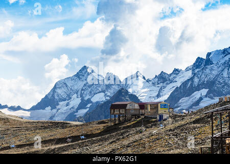 Chelyabinsk, Russie - le 22 septembre 2018 : les passagers sur le télésiège de la station de ski de Dombay resort village dans la réserve naturelle de Teberda dans Caucase Mont Banque D'Images