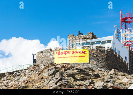 Chelyabinsk, Russie - le 22 septembre 2018 : le plus haut highland cafe en Europe sur la station de ski de Dombay resort dans la réserve naturelle de Teberda Caucase en M Banque D'Images