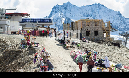 Chelyabinsk, Russie - le 22 septembre 2018 : les gens sur le marché de plein air de la station supérieure des plateformes de levage en Dombay resort dans la réserve naturelle de Teberda Caucase en M Banque D'Images