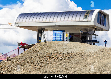 Chelyabinsk, Russie - le 22 septembre 2018 : les visiteurs près de la borne de l'ascenseur de l'antenne sur la station de ski de Dombay resort dans la réserve naturelle de Teberda dans le Caucase Banque D'Images