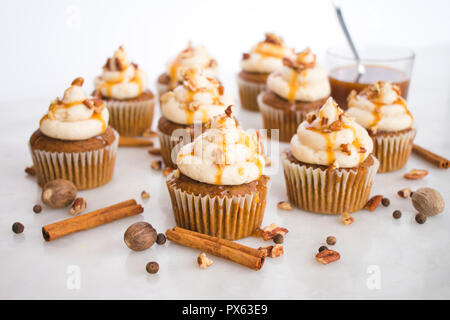 Pumpkin Cupcakes avec glaçage au beurre brun Banque D'Images