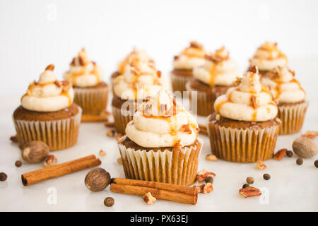 Pumpkin Cupcakes avec glaçage au beurre brun Banque D'Images