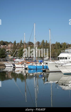 Octobre 2018 - bateaux avec reflets dans Portishead marina. Banque D'Images