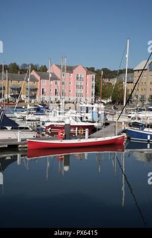 Octobre 2018 - bateaux avec reflets dans Portishead marina. Banque D'Images