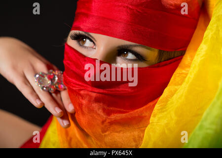 Portrait de danseuse du ventre enveloppé de voile. Banque D'Images