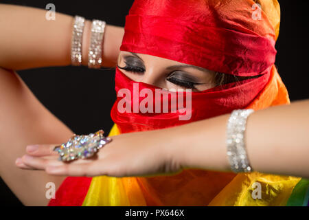 Portrait de danseuse du ventre enveloppé de voile. Banque D'Images