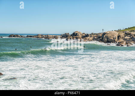 CAPE TOWN, AFRIQUE DU SUD, le 9 août 2018 : Surfers sur une plage de Camps Bay à Cape Town dans la province du Cap Occidental Banque D'Images