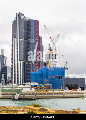 Grues et échafaudages entourant le puits d'ascenseur en béton du nouveau Crown Casino et du développement de l'hôtel Sydney NSW Australie Barangaroo. Banque D'Images