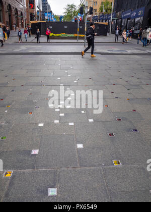 Siège de Lindt Cafe Memorial incrusté de fleurs dans le trottoir en granit de Martin Place Mall Sydney NSW Australie. Banque D'Images