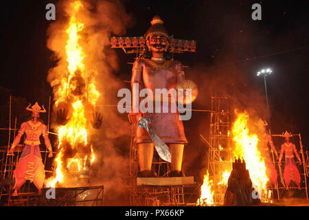 Kolkata, Inde. 19 Oct, 2018. Effigie de Ravana, kumbhakarnaand Meghanada et être graver à Salt Lake pendant l'Dusserha célébration à l'occasion de Durga Vijaya Dasami. Credit : Saikat Paul/Pacific Press/Alamy Live News Banque D'Images