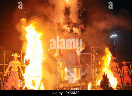 Kolkata, Inde. 19 Oct, 2018. Effigie de Ravana, kumbhakarnaand Meghanada et être graver à Salt Lake pendant l'Dusserha célébration à l'occasion de Durga Vijaya Dasami. Credit : Saikat Paul/Pacific Press/Alamy Live News Banque D'Images