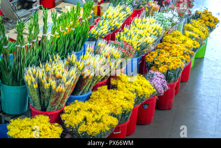 Produits frais bio coloré des fleurs fraîches dans le marché. Banque D'Images