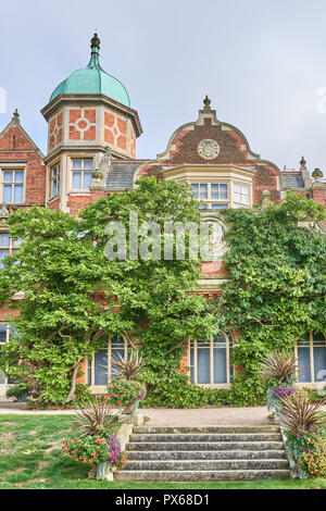Façade ouest de Sandringham House, la résidence de campagne du monarque à Norfolk, Angleterre. Banque D'Images