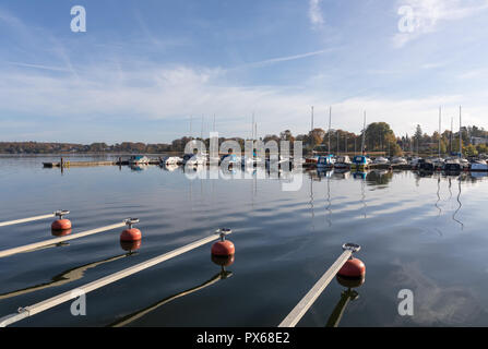 Bateaux dans Yachtklubben Furesøen, petite marina, Furesoe, Danemark Banque D'Images