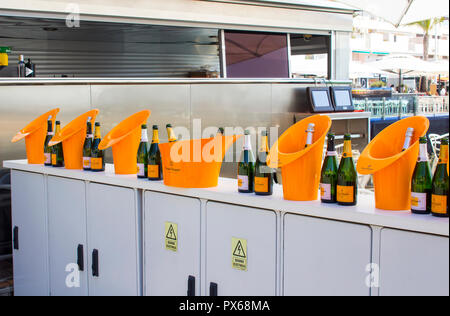 2 octobre 2018. Une rangée de bouteilles de Champagne Veuve Cliquot et seaux à glace sur l'affichage dans un bar à vin à la marina de Vilamoura sur l'Algarve Portugal Banque D'Images