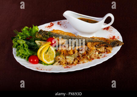 Rouget rôti oignon frit avec du poisson Banque D'Images