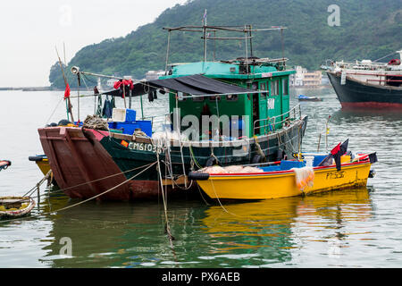 Les bateaux de pêche à Tai O Village, Lantau Island, Hong Kong, Chine. Banque D'Images