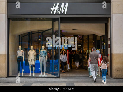 Paris, France - 15 août 2018 : H&M store à Paris. H & M Hennes & Mauritz AB est une multinationale suédoise retail-Clothing Company, connu pour sa vitesse rapide Banque D'Images