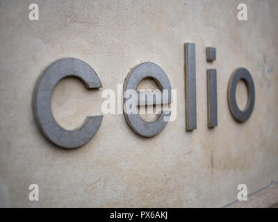 Paris, France - 15 août 2018 : Détail de Celio store à Paris. Celio est détaillant de vêtements hommes français fondé en 1978 à Paris, France. Banque D'Images