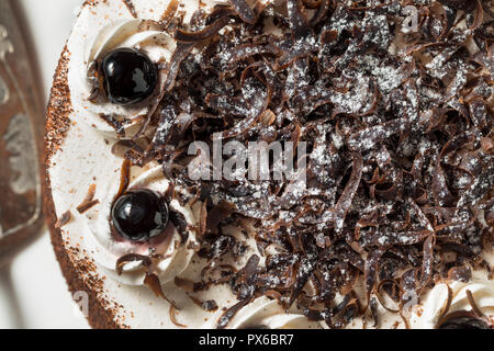 Sweet Gâteau Forêt Noire maison prêt à manger Banque D'Images