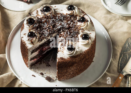 Sweet Gâteau Forêt Noire maison prêt à manger Banque D'Images