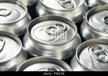 Les boîtes de soda en aluminium argent brillant dans un groupe Banque D'Images