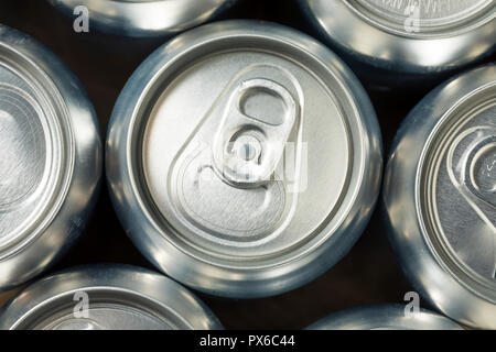 Les boîtes de soda en aluminium argent brillant dans un groupe Banque D'Images