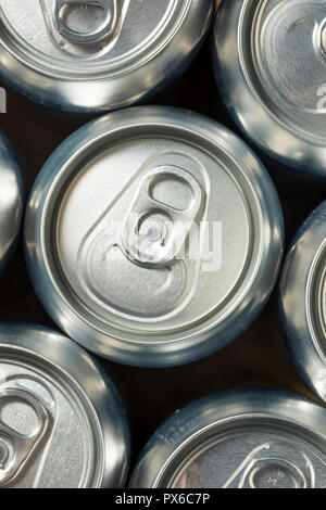 Les boîtes de soda en aluminium argent brillant dans un groupe Banque D'Images