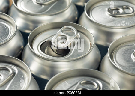 Les boîtes de soda en aluminium argent brillant dans un groupe Banque D'Images