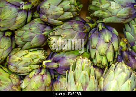 Artichauts frais sur le marché, Palma de Majorque, Espagne les agriculteurs vendent des artichauts Banque D'Images