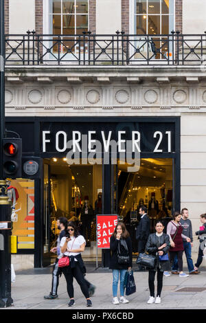 FOREVER 21, est un détaillant de mode rapide californien. Montré est shop dans Oxford Street, Londres. Banque D'Images