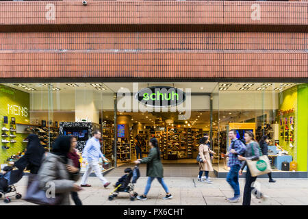 Une succursale de Schuh dans Oxford Street, Londres. Banque D'Images