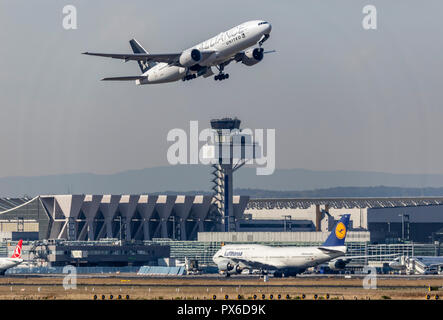 L'aéroport de Francfort / Main, FRA, Fraport, Lufthansa Boeing 747, sur la voie de circulation, United Airlines, Boeing 777, au décollage Banque D'Images