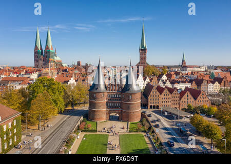 Vue aérienne de la ville Holstentor gate à Lübeck Banque D'Images