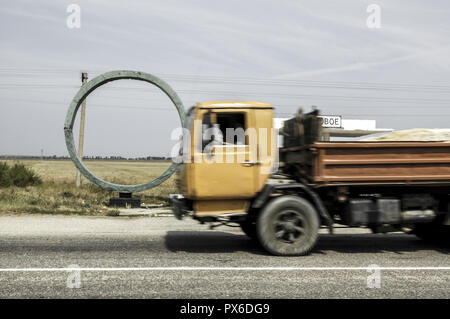 La Crimée, Lugove, station de bus, l'anneau de béton vert, Ukraine Banque D'Images