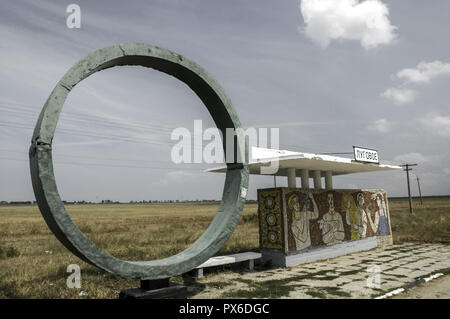 La Crimée, Lugove, station de bus, l'anneau de béton vert, Ukraine Banque D'Images