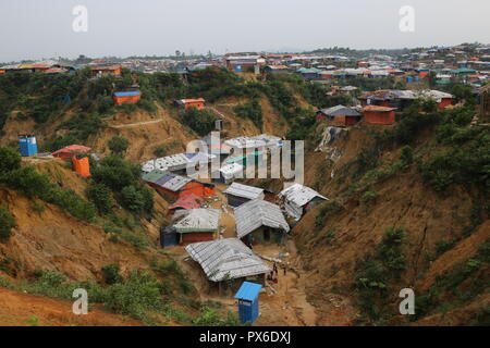 Cox's Bazar, le Bangladesh : plus grand camp de réfugiés rohingyas vu dans Ukhia, Cox's Bazar, Bangladesh, le 13 octobre 2018. Plus d'un million de personnes vivent dans des Rohingyas et bambou et feuille de bâches abris. Plus d'un demi-million de réfugiés Rohingyas de l'État de Rakhine au Myanmar, ont fui au Bangladesh depuis août 25, 2017 D'après l'ONU. © Asad Rehman/Alamy Stock Photo Banque D'Images