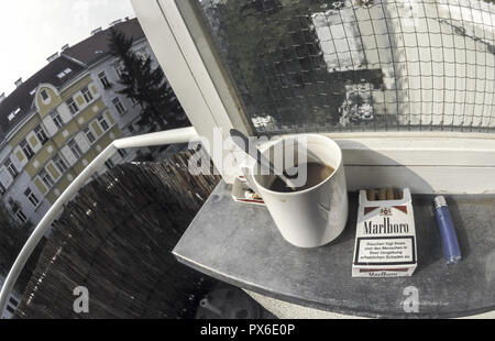 Tasse de café, les cigarettes de Marlboro, plus léger sur un balcon de la ville Banque D'Images