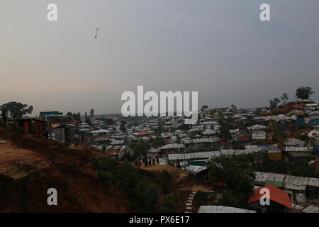 Cox's Bazar, le Bangladesh : plus grand camp de réfugiés rohingyas vu dans Ukhia, Cox's Bazar, Bangladesh, le 13 octobre 2018. Plus d'un million de personnes vivent dans des Rohingyas et bambou et feuille de bâches abris. Plus d'un demi-million de réfugiés Rohingyas de l'État de Rakhine au Myanmar, ont fui au Bangladesh depuis août 25, 2017 D'après l'ONU. © Asad Rehman/Alamy Stock Photo Banque D'Images