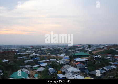 Cox's Bazar, le Bangladesh : plus grand camp de réfugiés rohingyas vu dans Ukhia, Cox's Bazar, Bangladesh, le 13 octobre 2018. Plus d'un million de personnes vivent dans des Rohingyas et bambou et feuille de bâches abris. Plus d'un demi-million de réfugiés Rohingyas de l'État de Rakhine au Myanmar, ont fui au Bangladesh depuis août 25, 2017 D'après l'ONU. © Asad Rehman/Alamy Stock Photo Banque D'Images