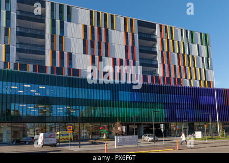 Helsinki NOUVEAU Children's Hospital a ouvert ses portes aux patients le 17 septembre 2018. Le bâtiment moderne et pratique a façade colorée. Banque D'Images