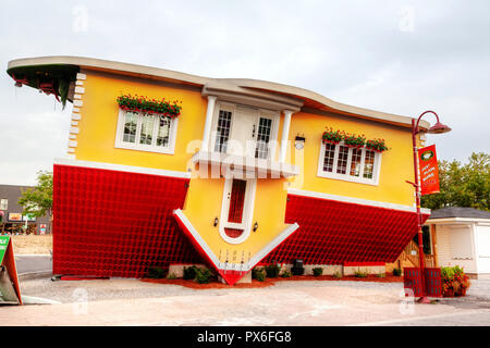 NIAGARA FALLS, CANADA - Aug 27, 2012 : Upside Down House, une bizarrerie museum assis sur Clifton Hill. Niagara Falls, Canada. Banque D'Images