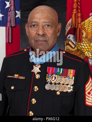 Récipiendaire de la médaille d'Honneur a pris sa retraite de la Marine américaine Le Sgt. Le major John Canley pose avec sa médaille pour son portrait officiel au Pentagone le 18 octobre 2018 à Washington, DC. Canley a reçu la plus haute distinction des nations unies pour les actions au cours de la bataille de Hue dans la guerre du Vietnam. Banque D'Images