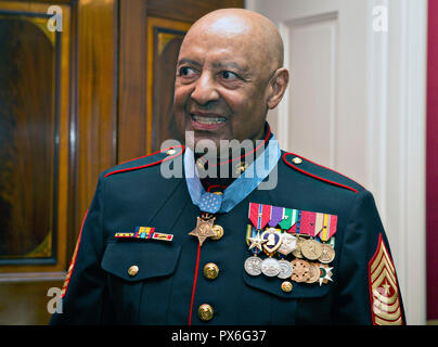 Récipiendaire de la médaille d'Honneur a pris sa retraite de la Marine américaine Le Sgt. Le major John Canley Smiles suite à la cérémonie de présentation à la Maison Blanche le 17 octobre 2018 à Washington, DC. Canley a reçu la plus haute distinction des nations unies pour les actions au cours de la bataille de Hue dans la guerre du Vietnam. Banque D'Images